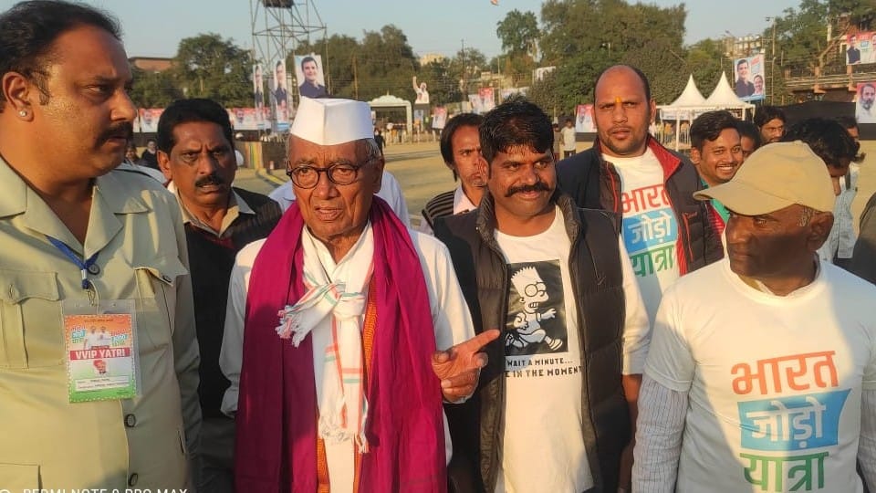 Hoardings-posters of Bharat Jodo Yatra taken out, Digvijay went to meet officers