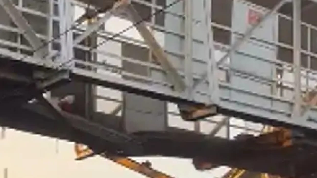 Maharashtra part of footover bridge collapsed in Chandrapur many people injured in accident Updates