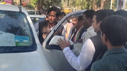 Hoardings-posters of Bharat Jodo Yatra taken out, Digvijay went to meet officers