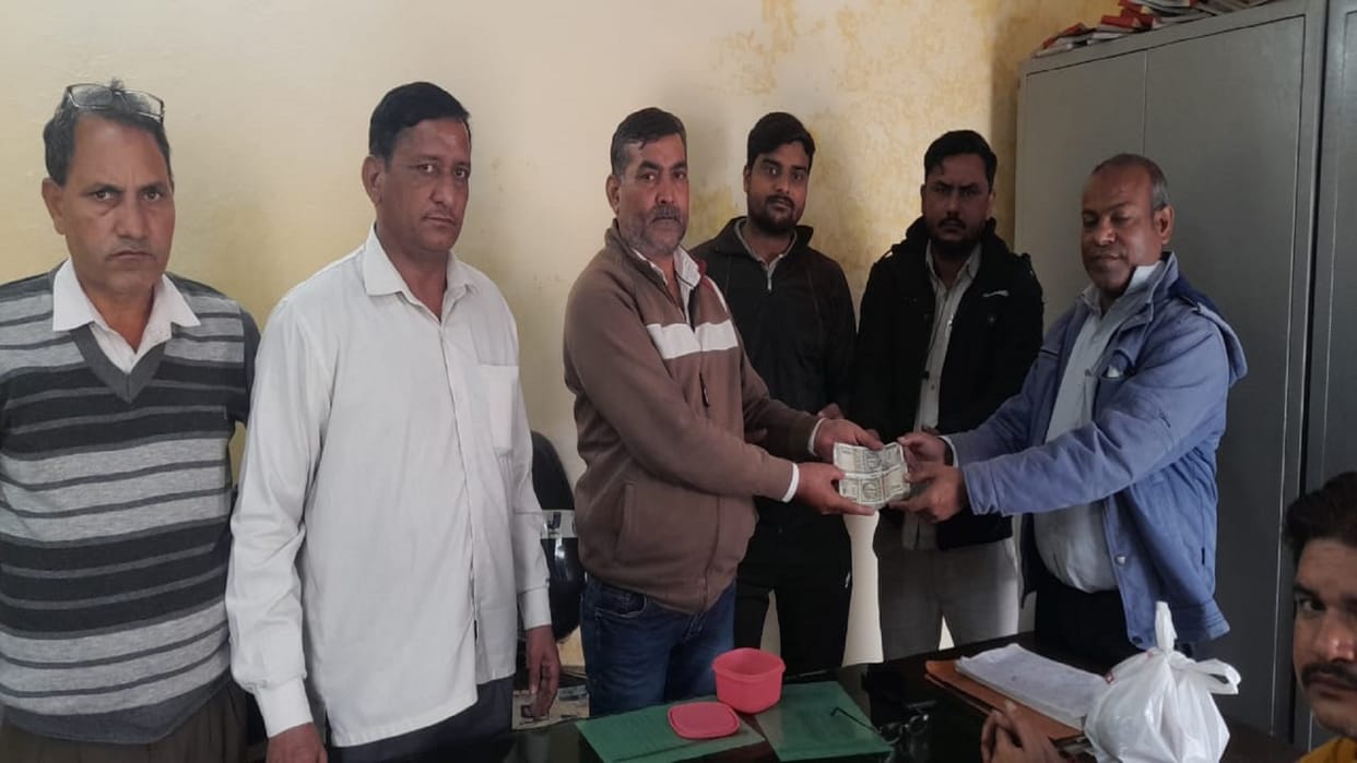Faridabad News driver-operator of roadways returned one lakh rupees to the passenger