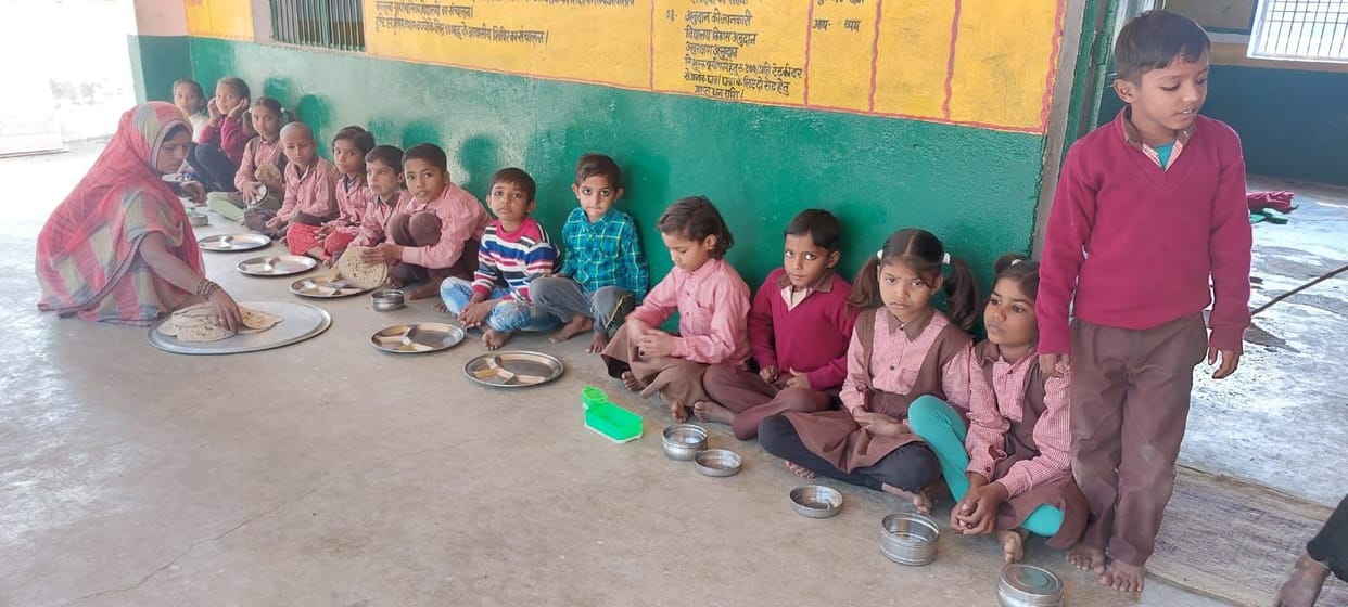 Mainpuri: Children are chilling in winter, the amount of sweaters and shoes socks did not reach the accounts
