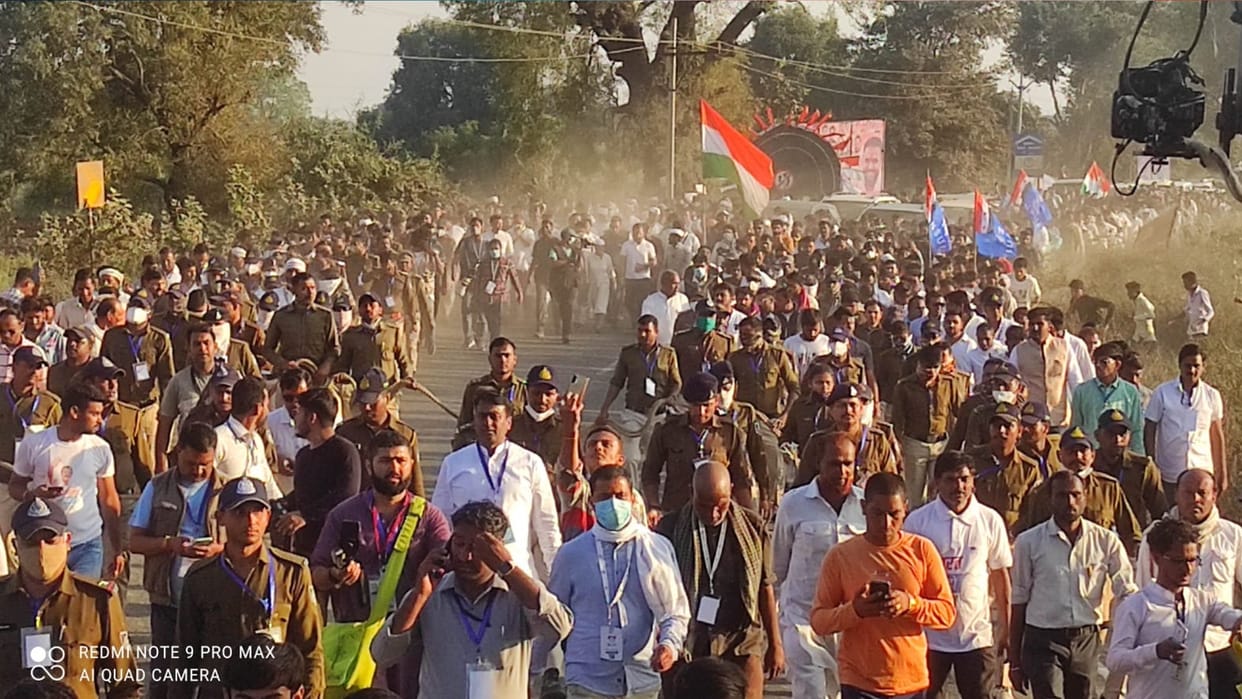 Bharat Jodo Yatra started at six in the morning in Indore, Rahul was talking to public representatives