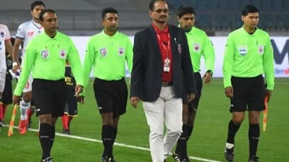Football Referee work is more difficult than players How to become a referee in India