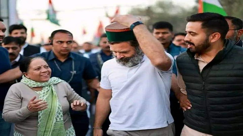 Himachal Congress President Pratibha Singh wore Himachali cap to Rahul Gandhi