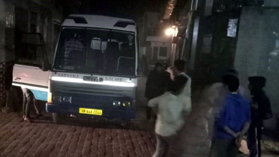 Stone pelting between two sides in Sajuma village of Kaithal after election results