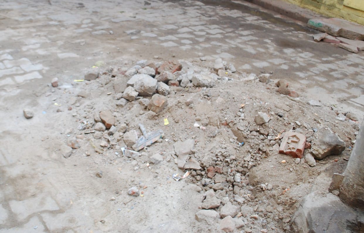 Hathras: Many handpumps are bad, it is difficult for people to walk through dilapidated road