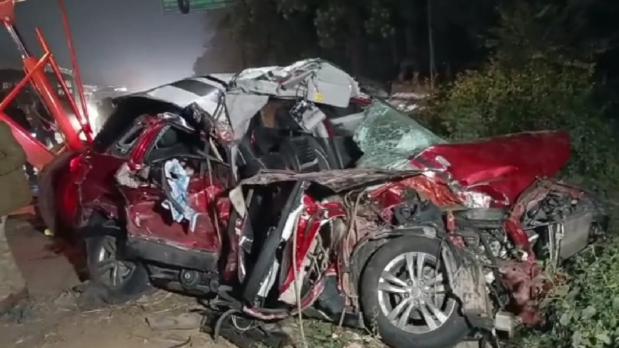 husband wife died along wit a child in accident after a canter hit the Breza car in Muzaffernagar