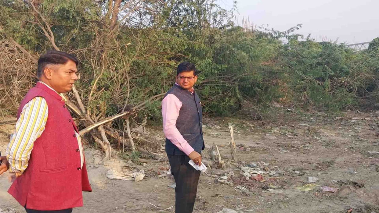 Kanpur: Report on driver in throwing dead cattle