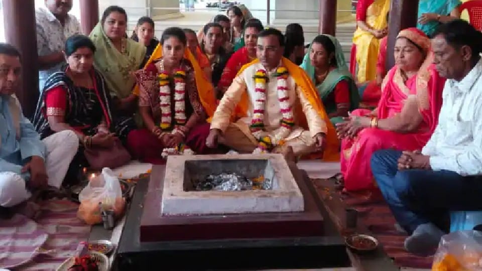 The father-in-law sent off the widowed daughter-in-law as a daughter