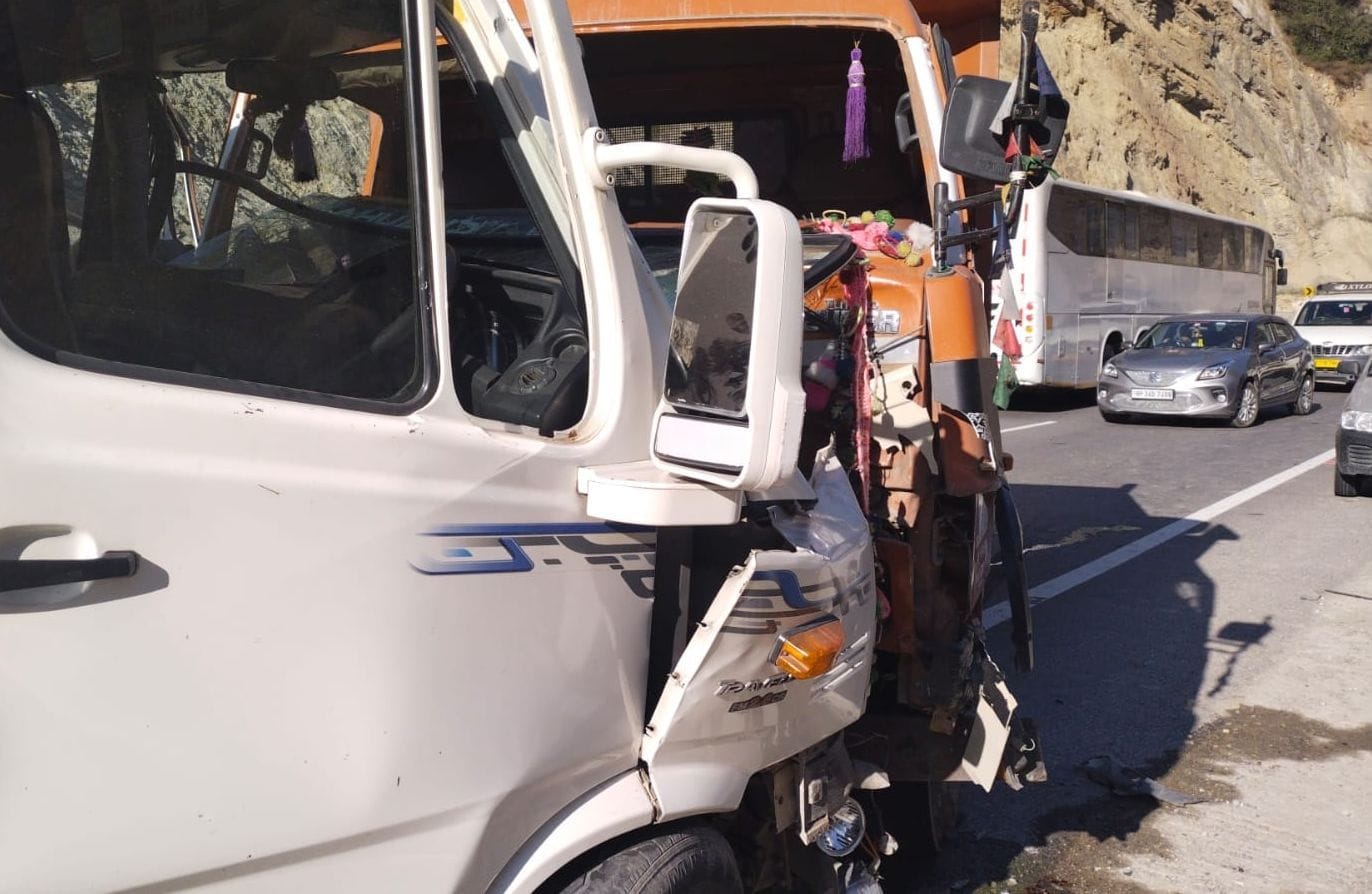 mandi news himachal news Eight injured in tipper-traveller collision in out