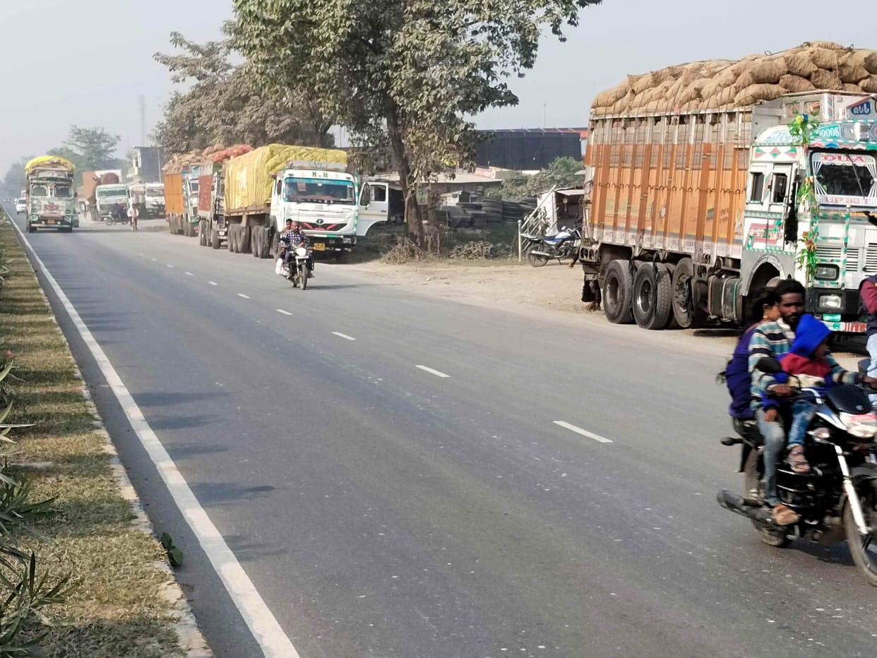 Vehicles standing on roads should not become the cause of accident in fog