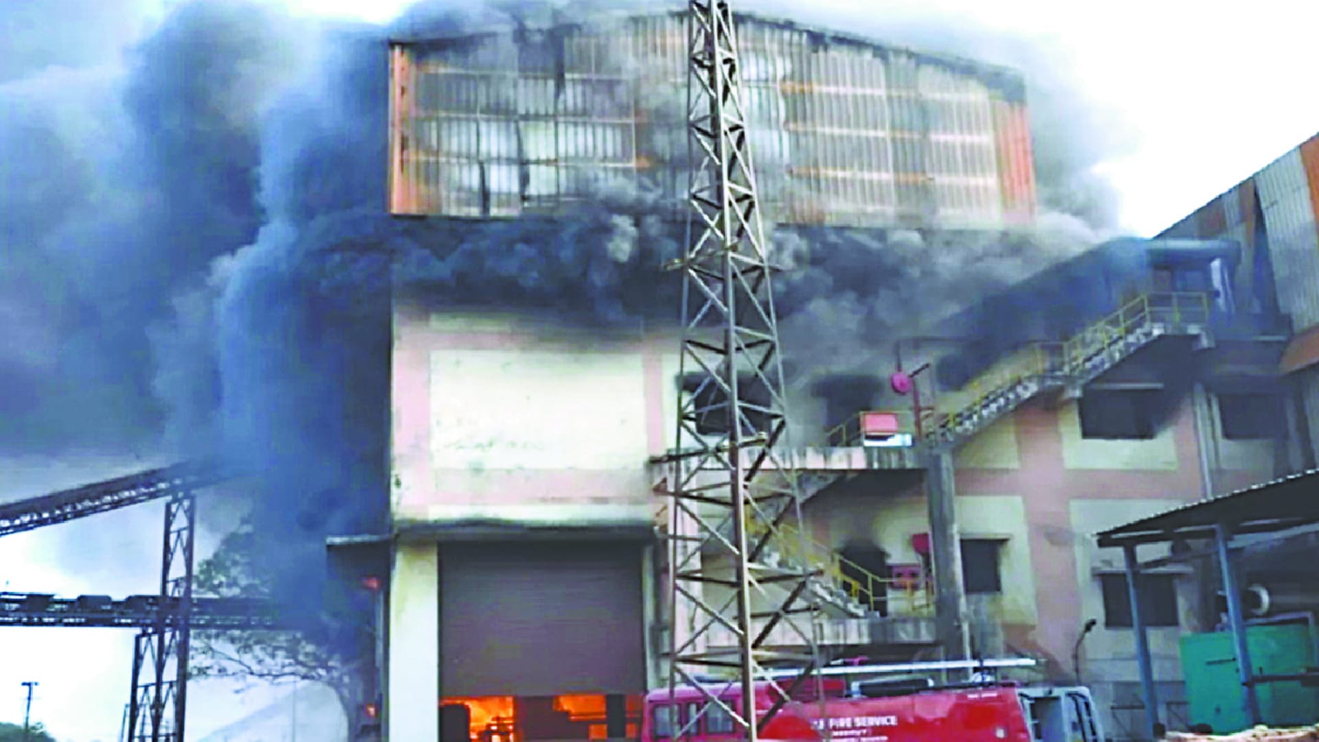 Fire broke out in Meerut sugar mill, chief engineer died after jumping from the second floor