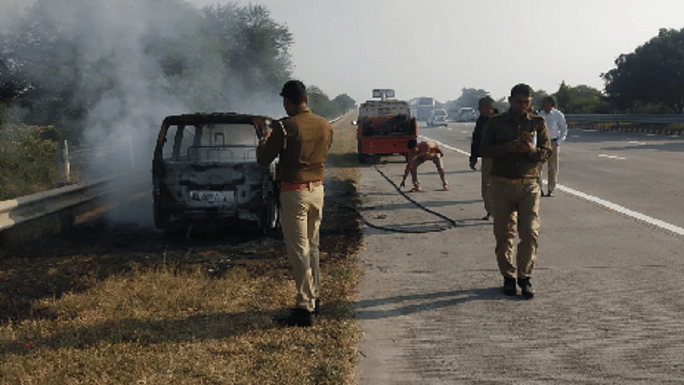 Fire in moving car on Yamuna Expressway, traffic stopped