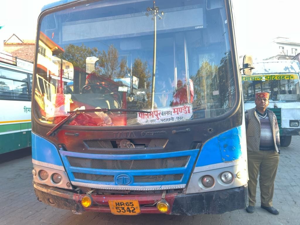 mandi news himachal news HRTC bus going to Mandi in Jogindernagar broke down