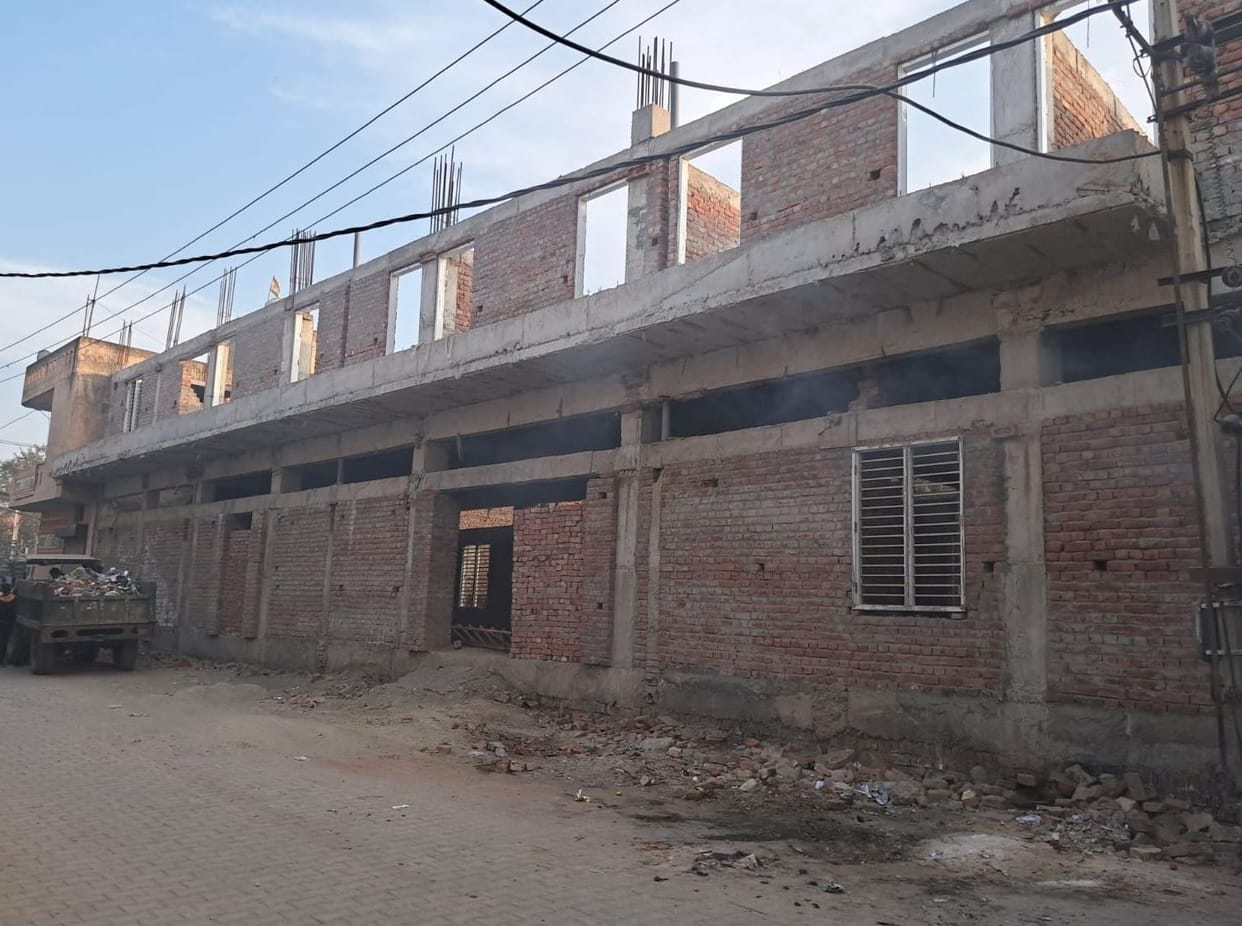 370 students will get roof soon, reconstruction work of school will be completed soon