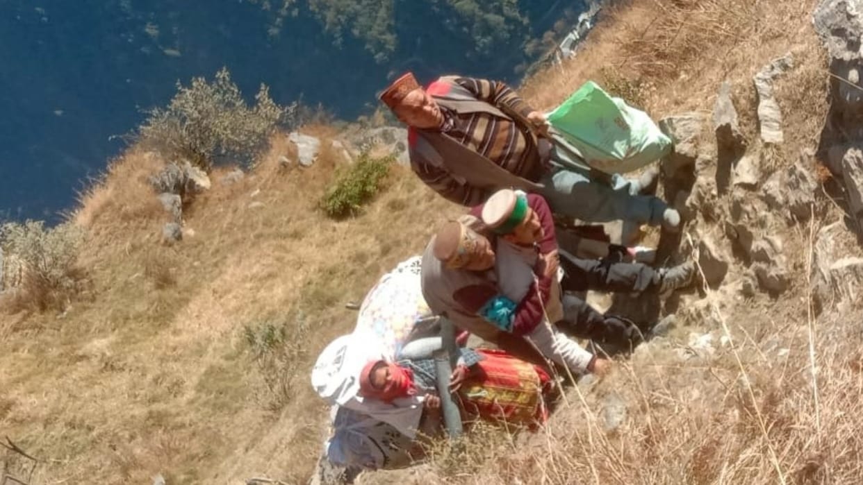 himachal news: no road connectivity in sainj nyuli patient walk five kilometer