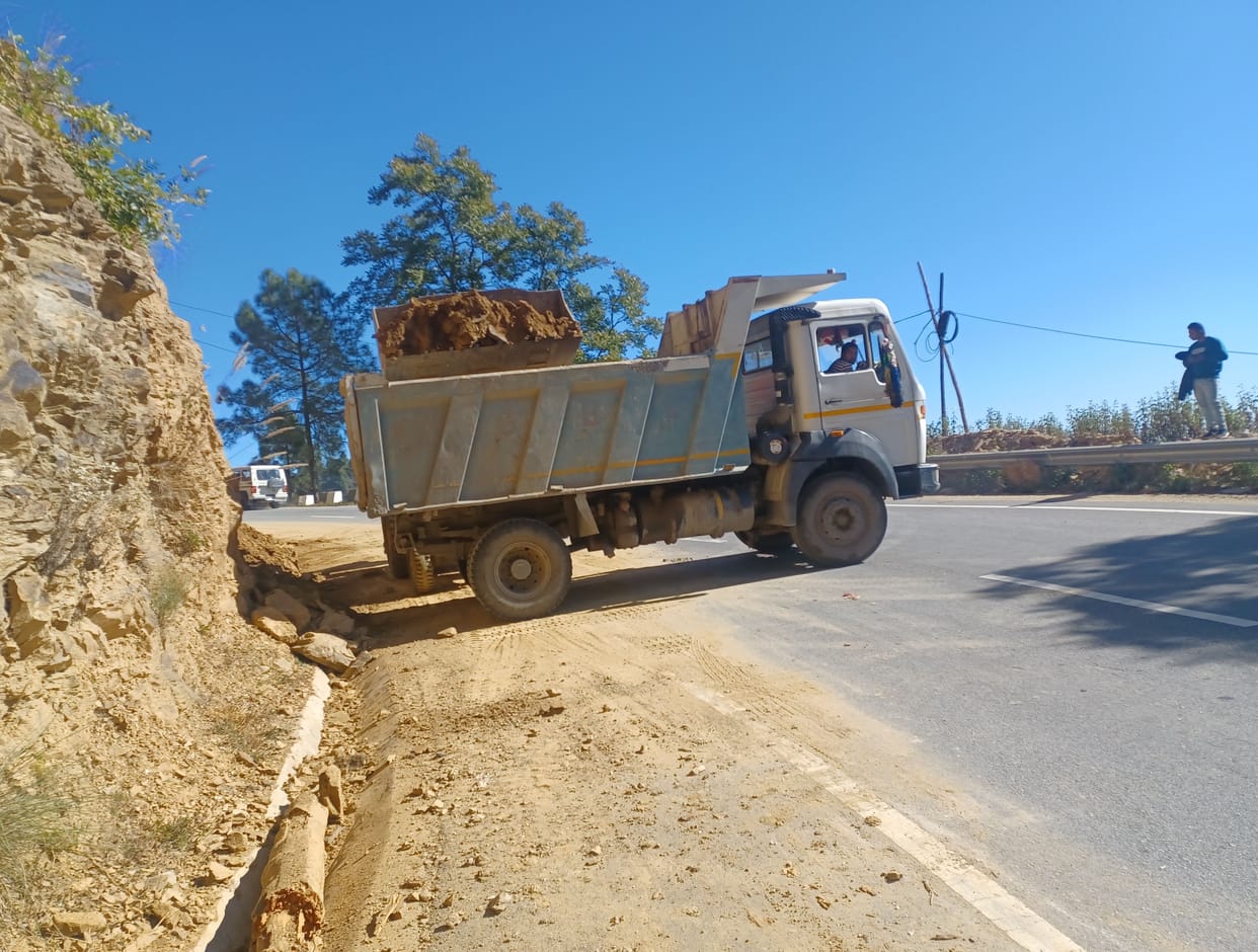Debris started moving between Maneshwar and Tilon