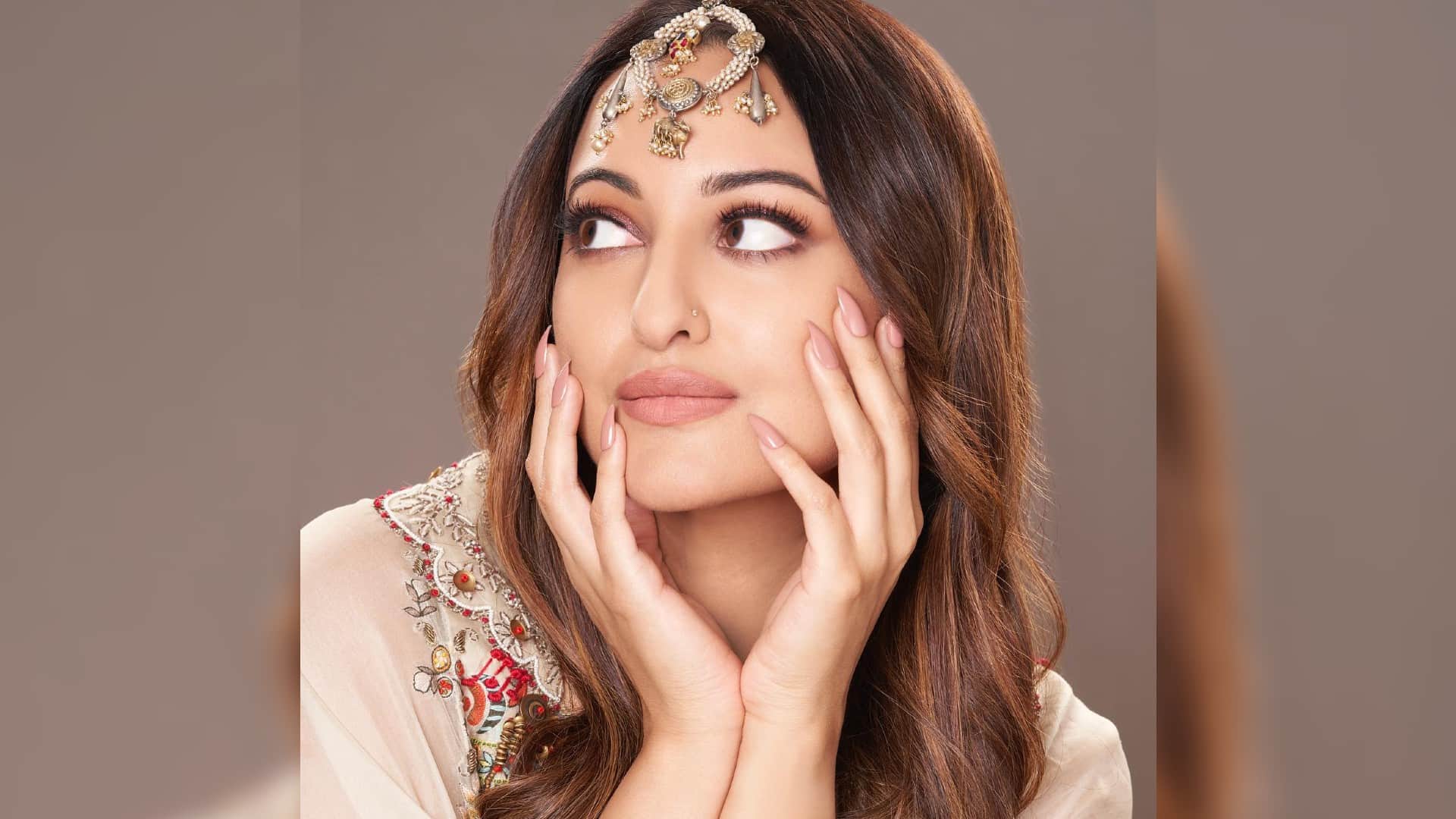 bollywood Celebrities Who Hold Guinness World Records Akshay Kumar Kumar Sanu amitabh asha bhosle sonakshi