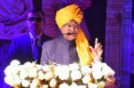 जनमंच में पंडित विशंभर सिंह द्घार के लोकार्पण कार्यक्रम को संबोधित करते पूर्व राष्ट्रपति रामना?