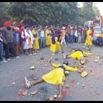 गुरूनानक देव का प्रकाश प्रर्व मनाते लोग