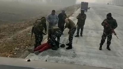 Kashmir Car accident on Srinagar-Banihal highway CRPF jawans rescue injured