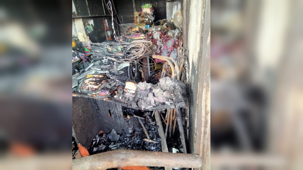 cosmetics shop reduced to ashes due to fire in Gorakhpur
