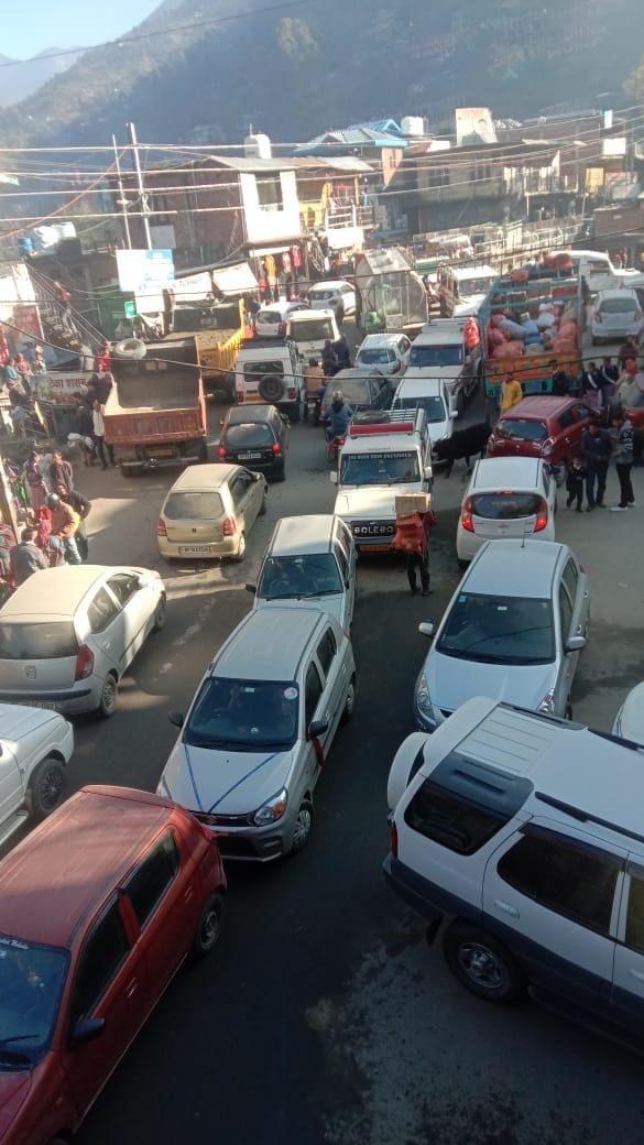 treffic jaam in aani