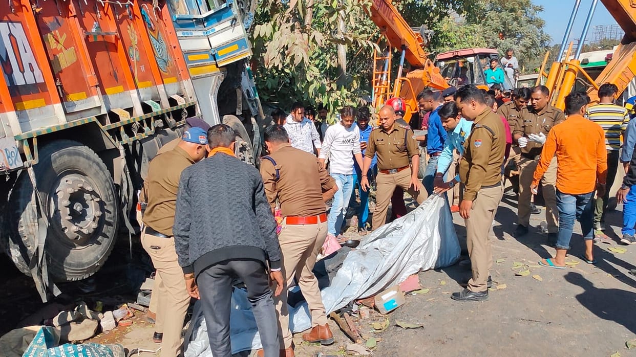 Accident youth riding bike crushed by a truck near Chandrabani Chowk many injured Dehradun Uttarakhand news