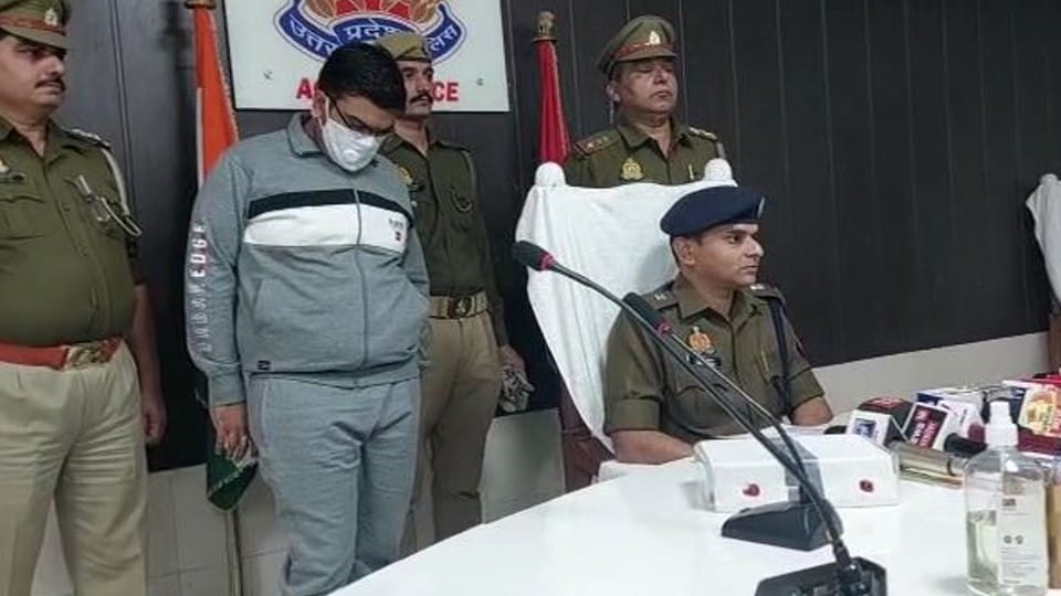 police arrested accused with pistol for killing his sister in Agra