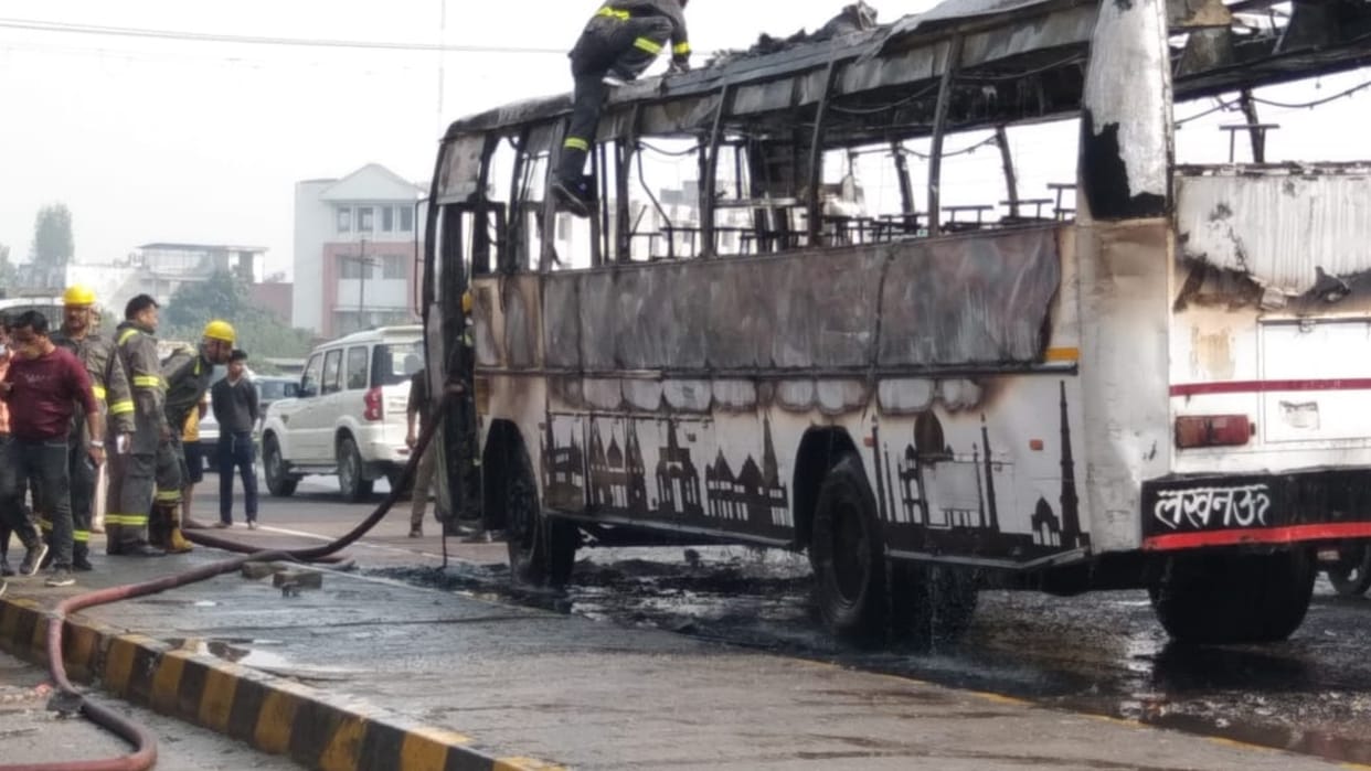 A running bus catches fire in Barabanki.