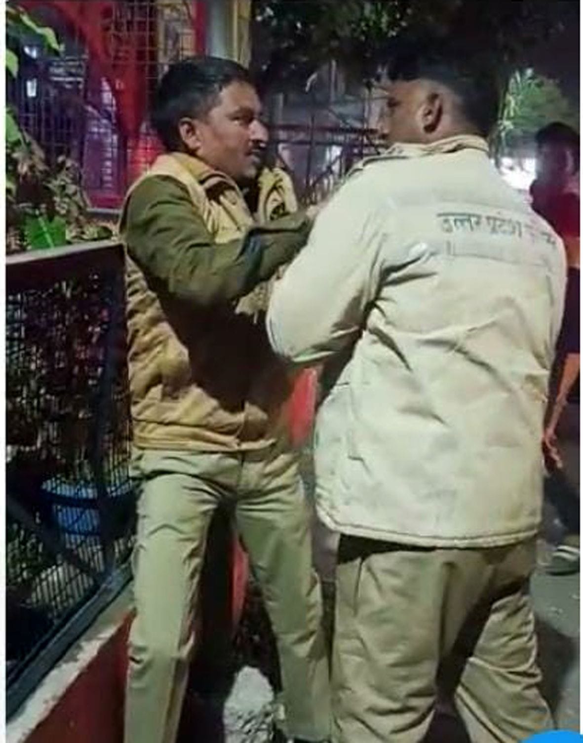 Home guards clashed on the road for recovery, video viral...