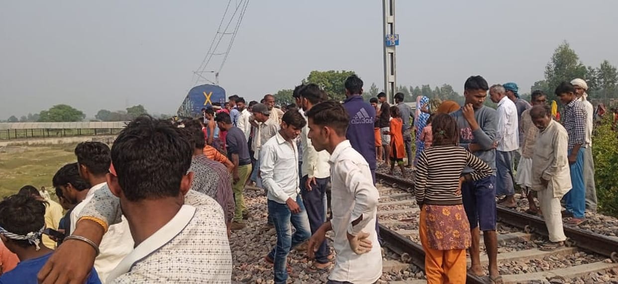 The teenager left studies and went to work, after being scolded, he was cut off from the train and died