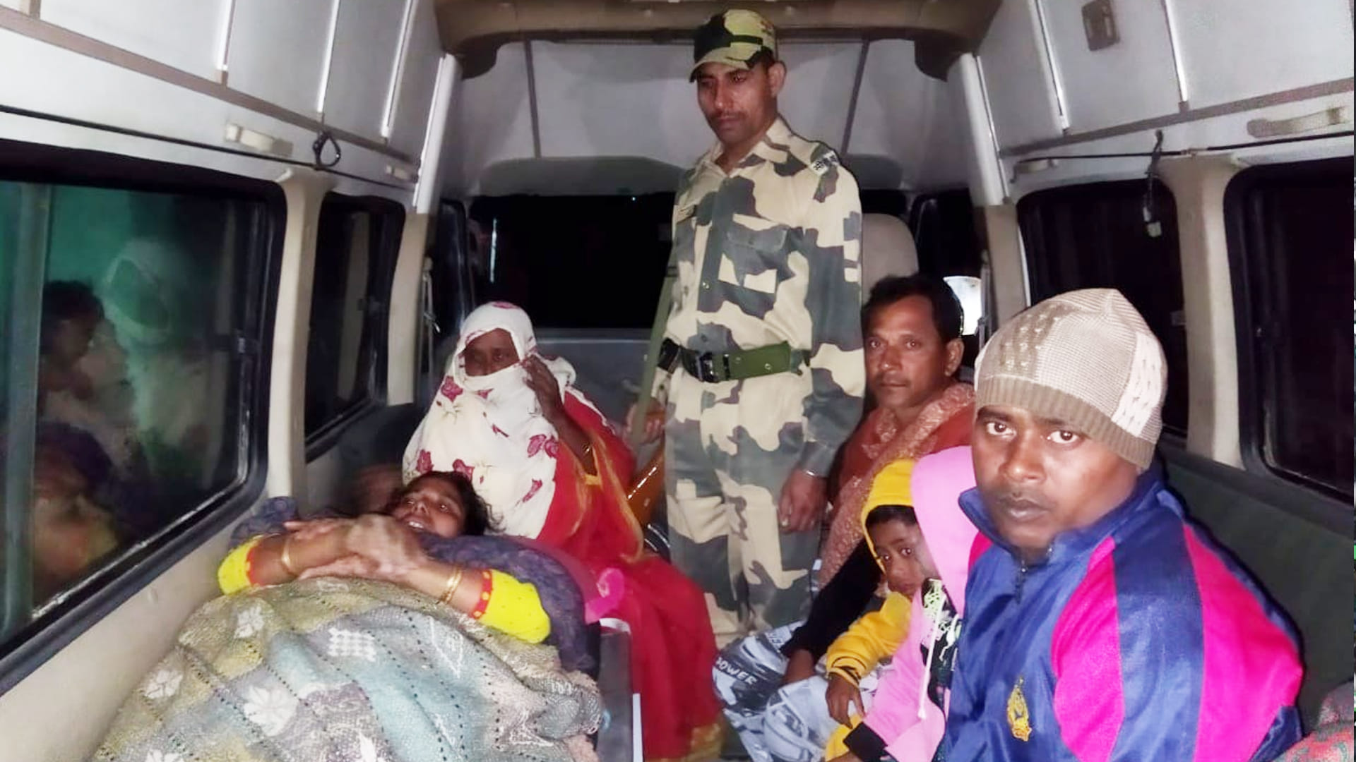 बीएसएफ के जवान ने घायल महिला को अस्पताल पहुंचाया