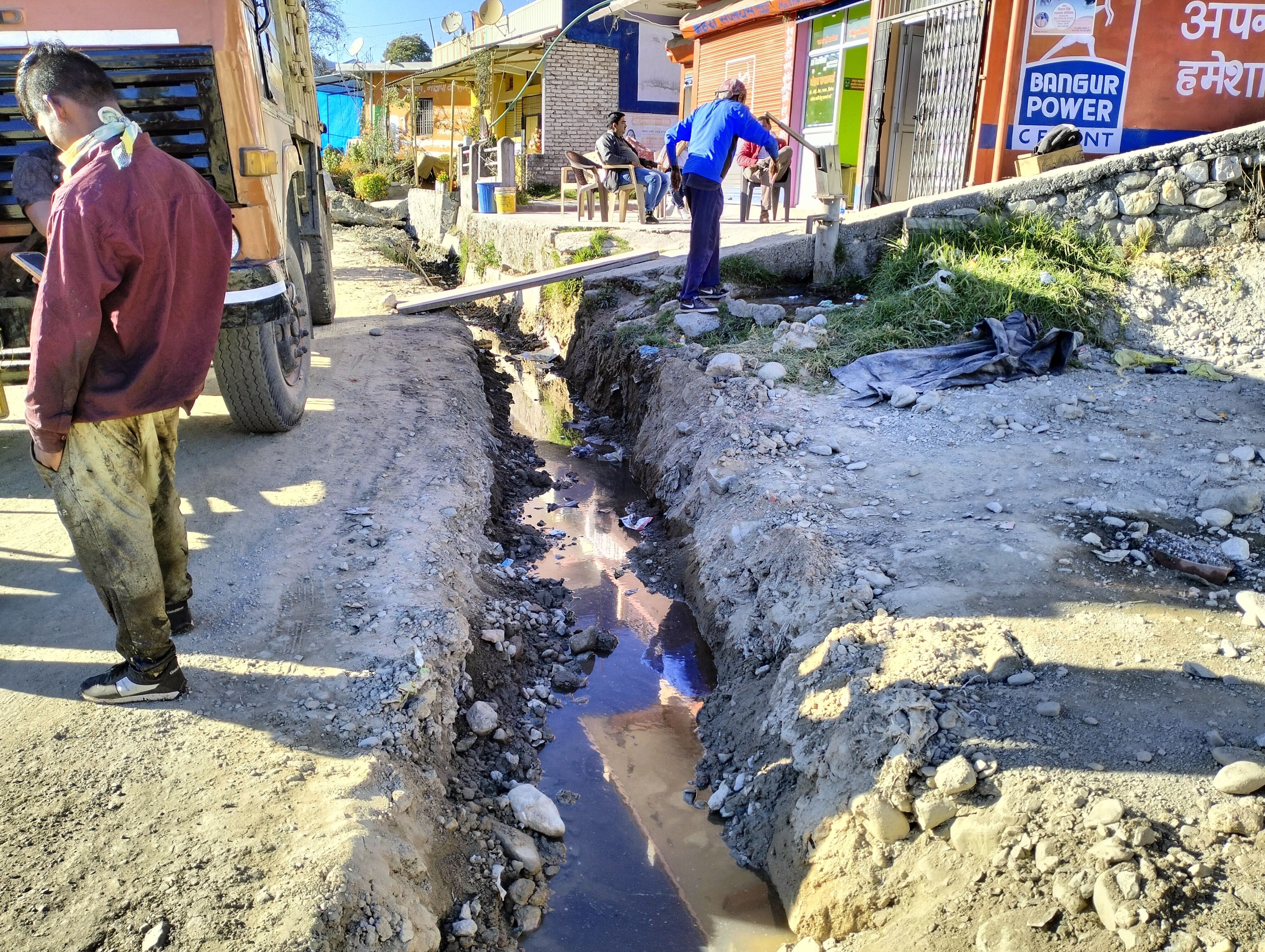 Villagers oppose asphalting without drain