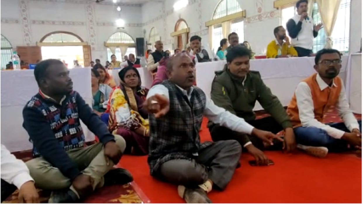 opposition leader threw mike in chhattisgarh chirmiri nagar naigam meeting