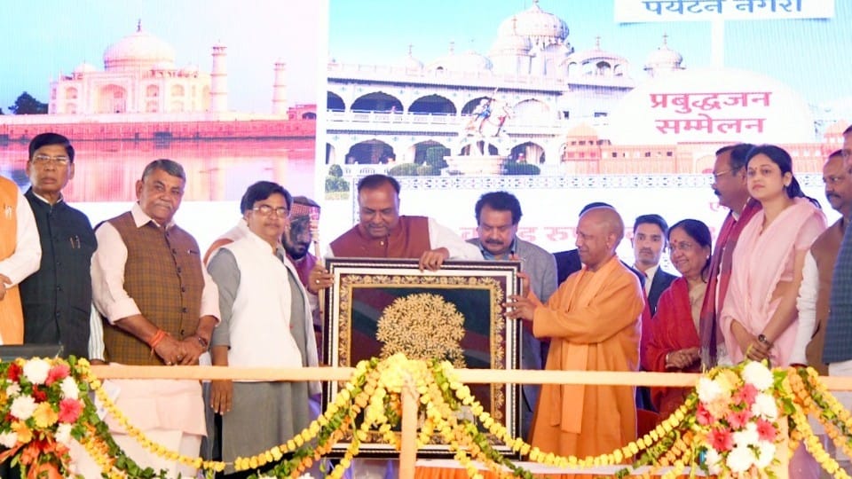 cm yogi adityanath make platform for municipal election by public meeting in agra