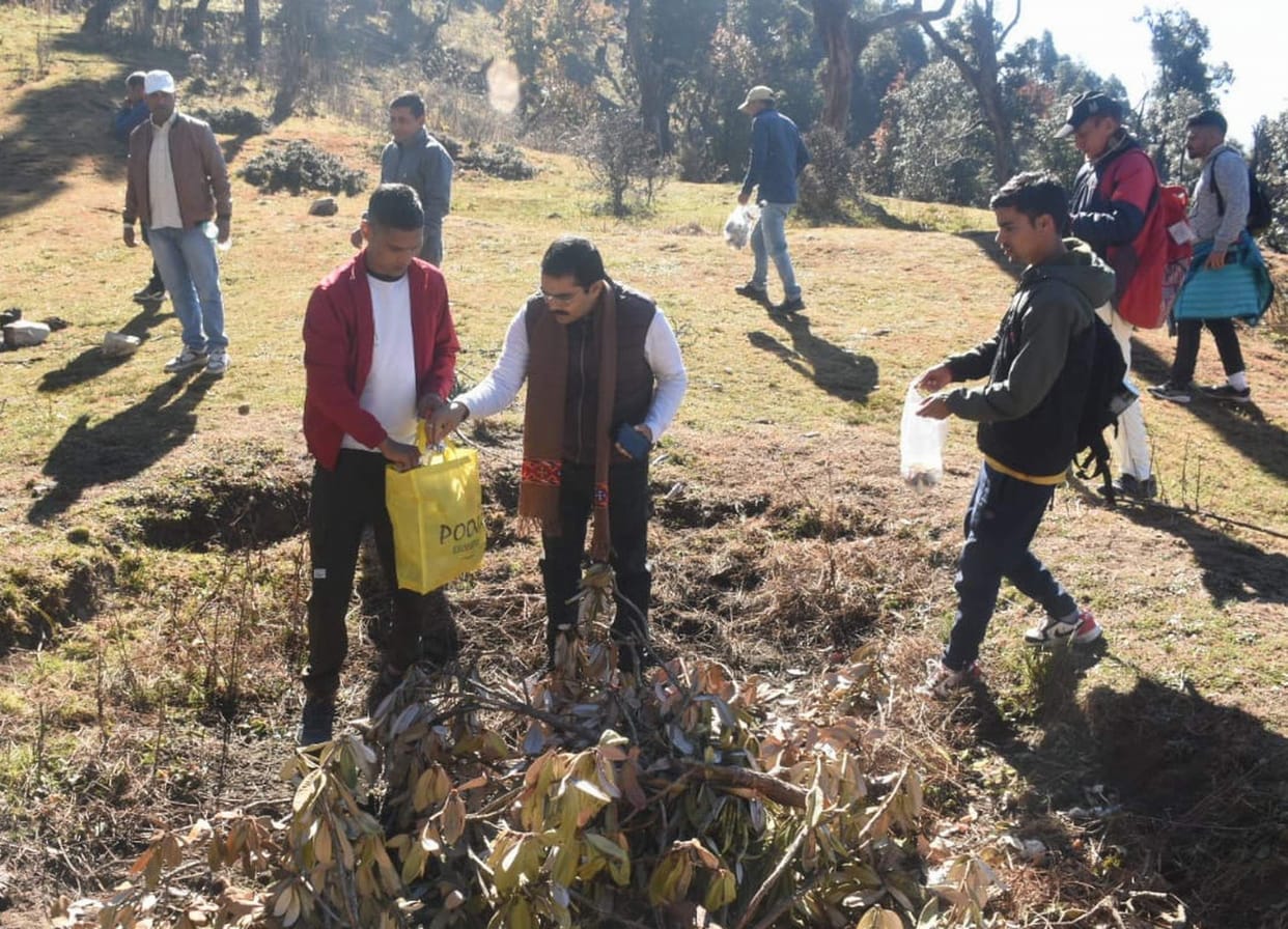 DM did cleanliness in Nachiketa Tal with officials