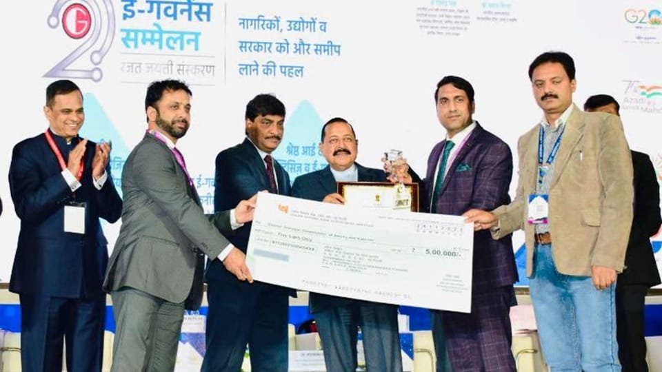 Srinagar dc Ejaz Asad honored with e Governance Gold Award jammu kashmir