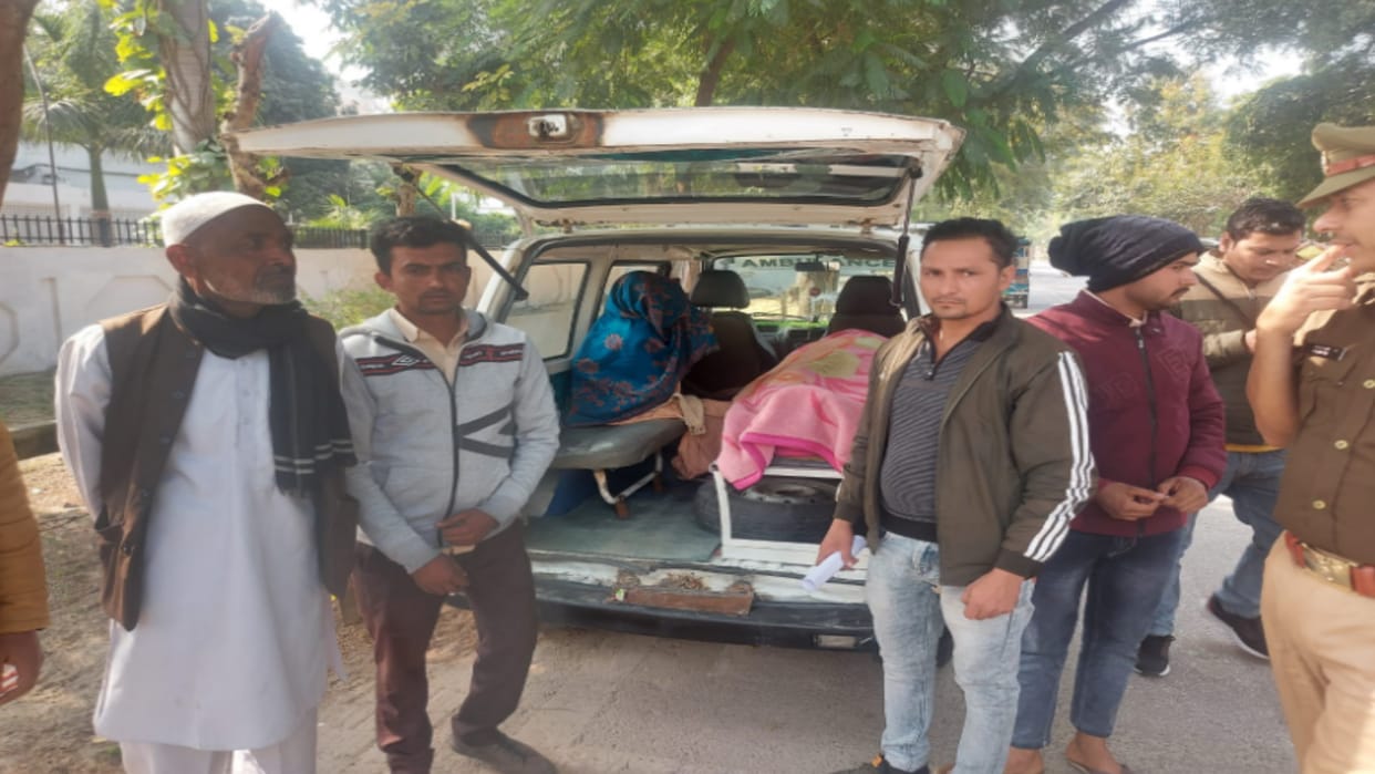 Meerut: In Bhavnapur, villagers demonstrated at the ADG office by putting the dead body