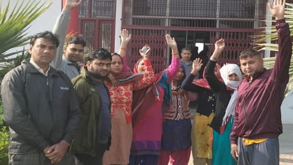 Hapur School bus full of children overturned in Babugarh