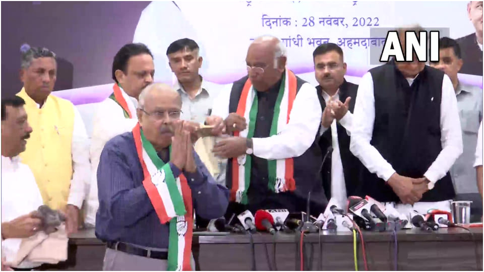 Gujarat Election 2022: BJP leader Jay Narayan Vyas joins Congress along with his son Sameer Vyas News in Hindi