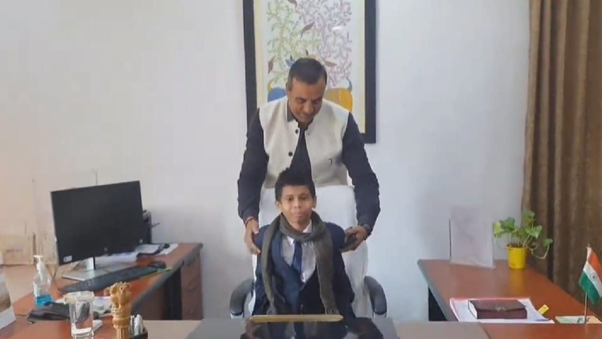 9th class student became collector for one day in Dindori district officer fulfilled his promise