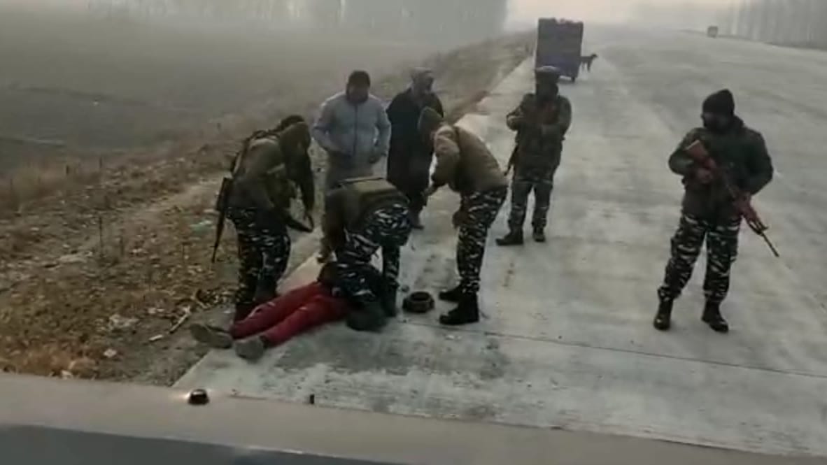 Kashmir Car accident on Srinagar-Banihal highway CRPF jawans rescue injured
