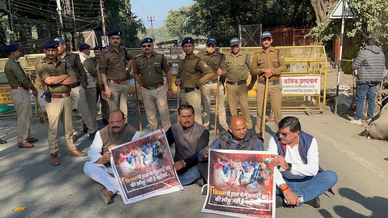 Police stopped Kichha MLA traveling to CM residence Uttarakhand news in hindi