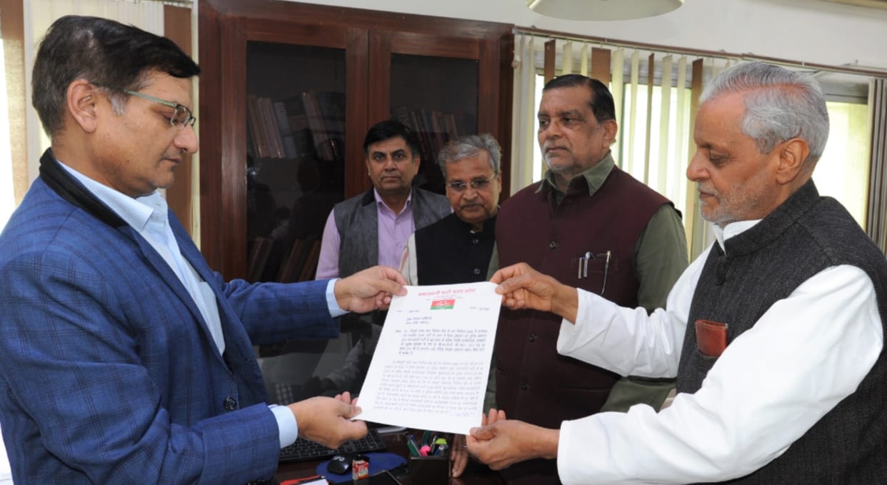 Mainpuri by-election: notice to more than 30 thousand SPs, SP accused of intimidating and threatening voters