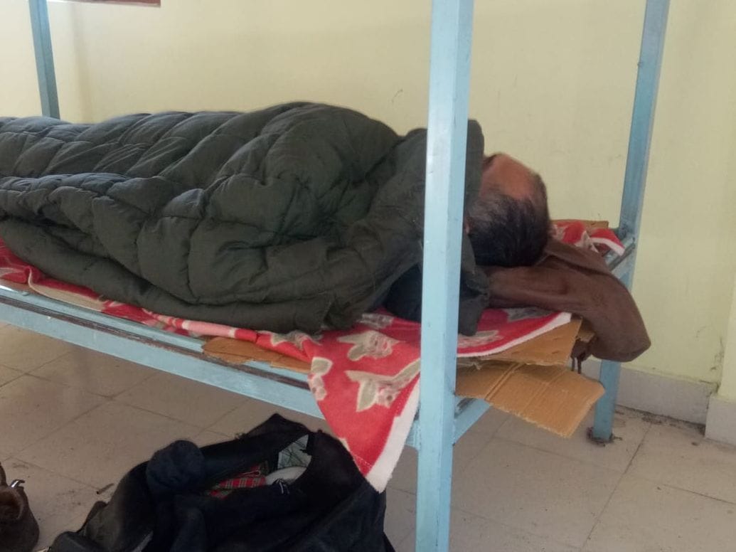 mandi news himachal news Driver-operator forced to spend cold nights by laying cardboard in the bed