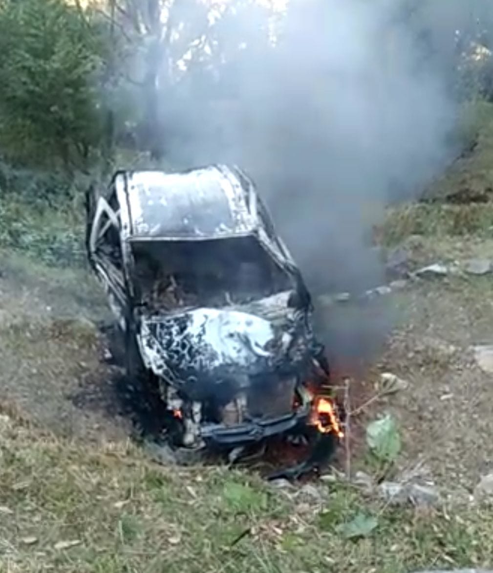 mandi news himachal news Car caught fire as soon as it fell into a ditch in Ladbhadol