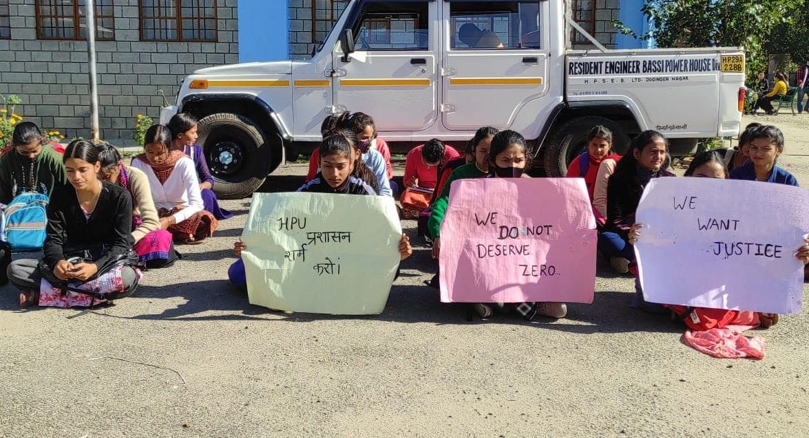 mandi news himachal news Students demonstrated in Jogindernagar on bad result