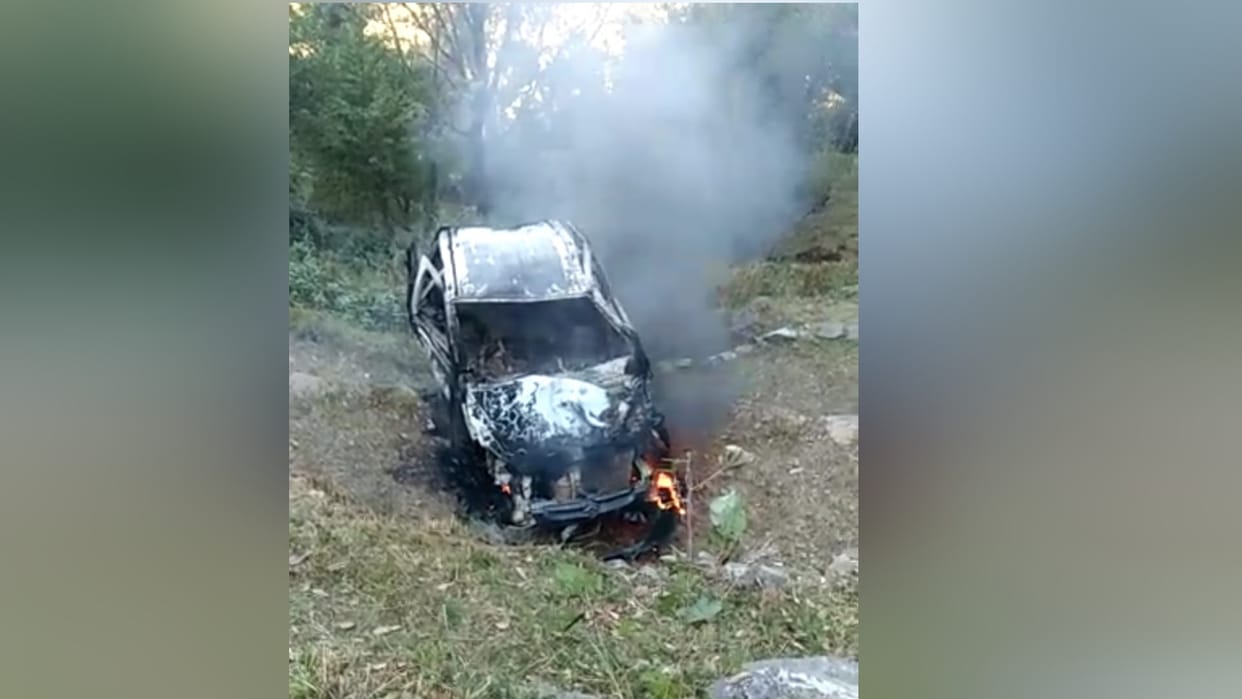 car fall inti gorge catches fire in jognder nagar mandi himachal pradesh