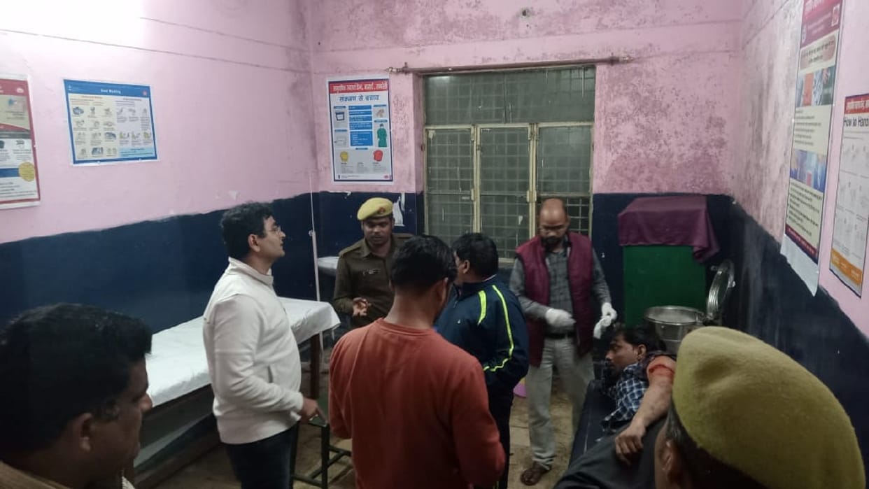 Speeding van rams into Prayagraj DM car, driver injured